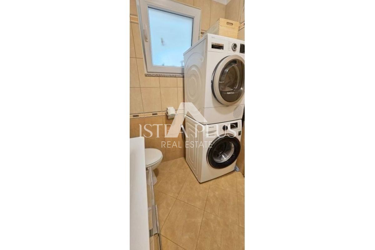 Apartma v pritličju z dvema spalnicama, 2 km od morja