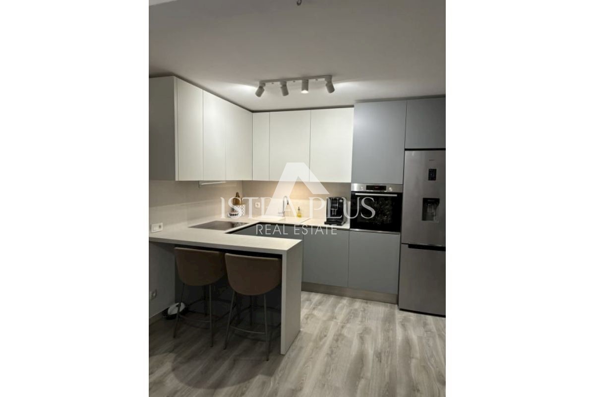Apartma v pritličju z dvema spalnicama, 2 km od morja