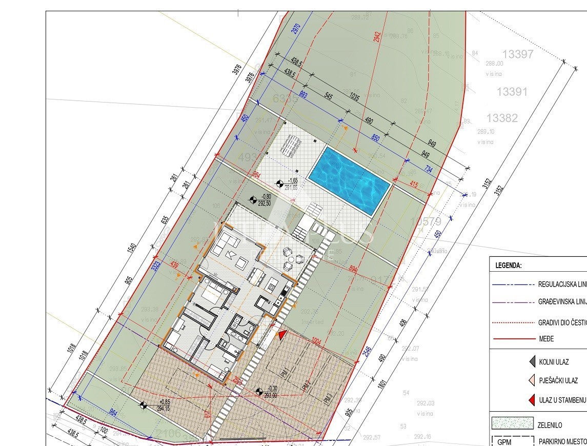 Gradbeno zemljišče z projektom, obdano z neokrnjeno naravo