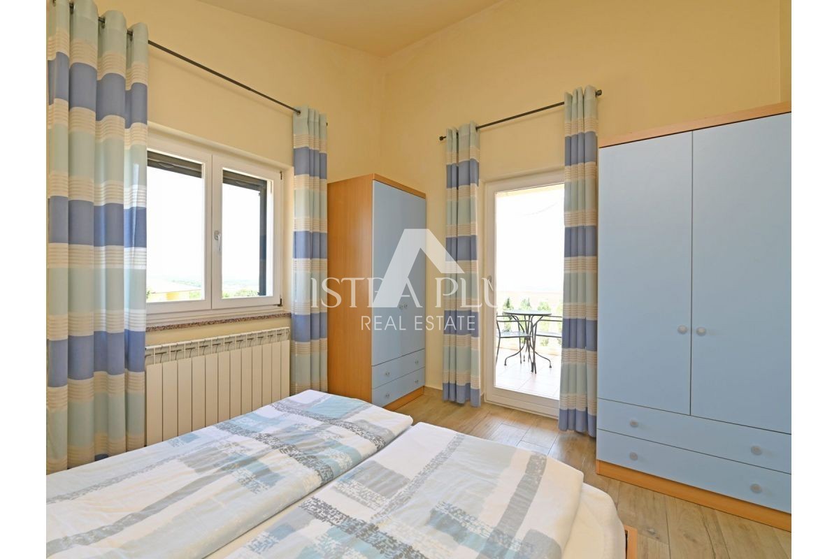 ISTRA, okolica Poreča - hiša z bazenom in garažo + POGLED NA MORJE!