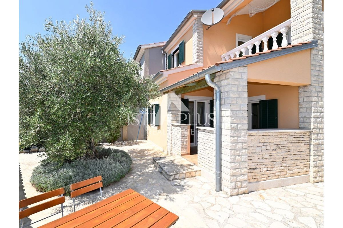 ISTRA, okolica Poreča - hiša z bazenom in garažo + POGLED NA MORJE!