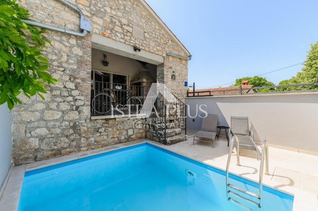 Istra, Poreč Lepo prenovljena kamnita hiša z lepo notranjostjo
