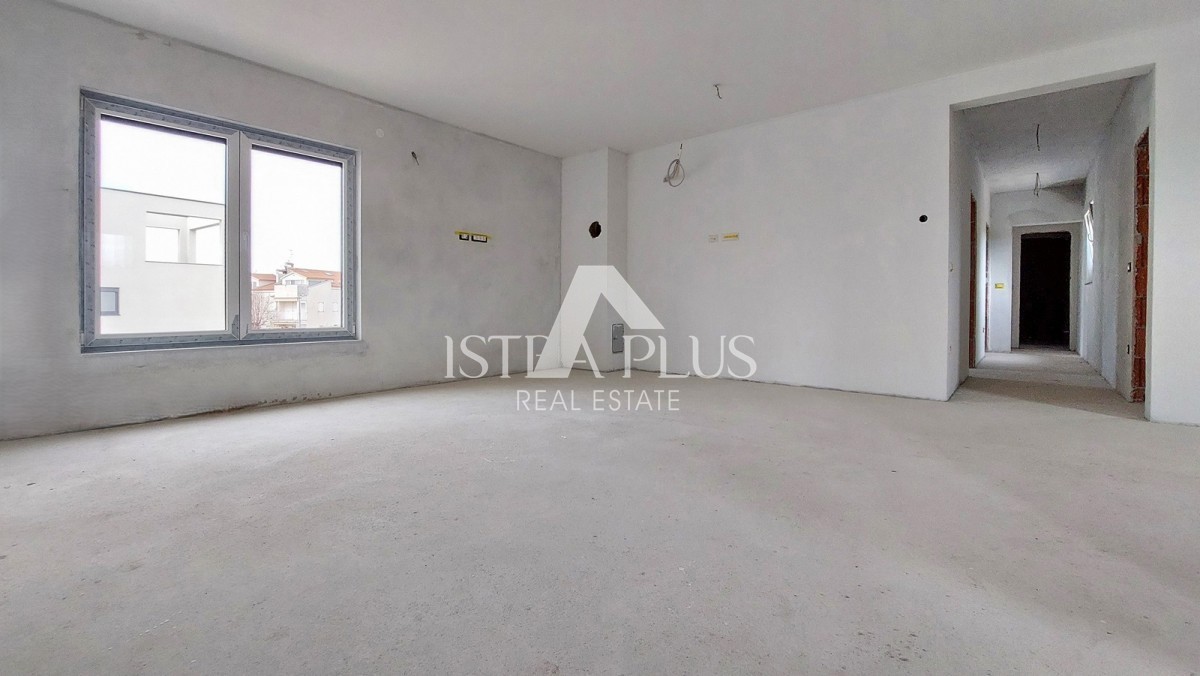 Istra, Poreč, novo stanovanje velikosti 95 m2 z vrtom velikosti 115 m2, približno 800 m od morja (zračne črte)