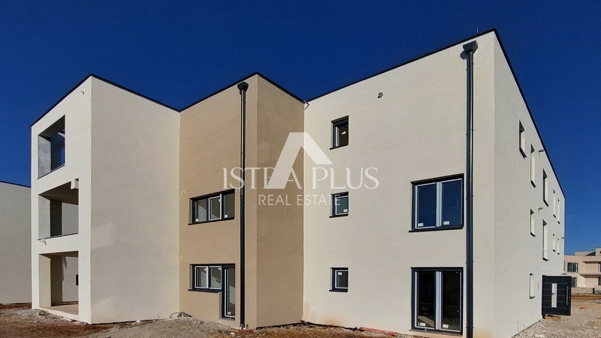 Istra, Poreč, novo stanovanje velikosti 95 m2 z vrtom velikosti 115 m2, približno 800 m od morja (zračne črte)