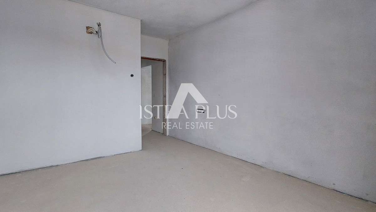 Istra, Poreč, novo stanovanje velikosti 95 m2 z vrtom velikosti 115 m2, približno 800 m od morja (zračne črte)