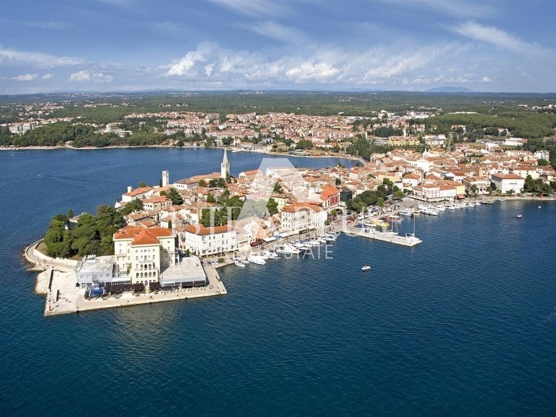 Ekskluzivno za agencijo! Istra, Poreč - Samostojna hiša z dvema apartmajema + garsonjero in velikim vrtom - 1500 m od morja!