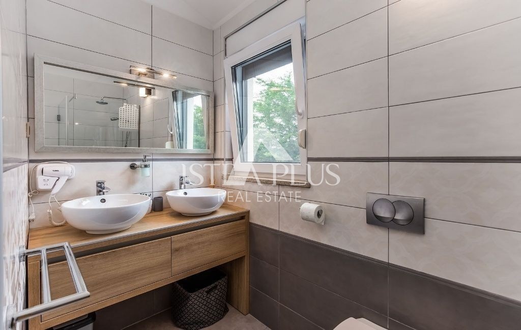 ČUDOVITA VILA Z BAZENOM - MODERNA ARHITEKTURA!!
