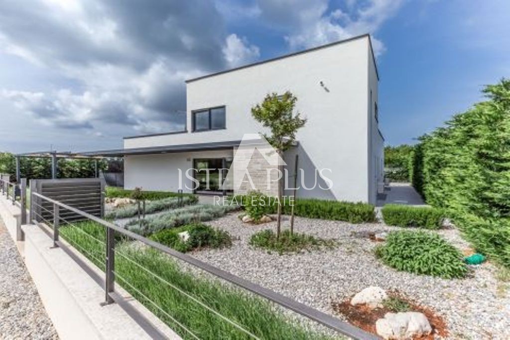 ČUDOVITA VILA Z BAZENOM - MODERNA ARHITEKTURA!!