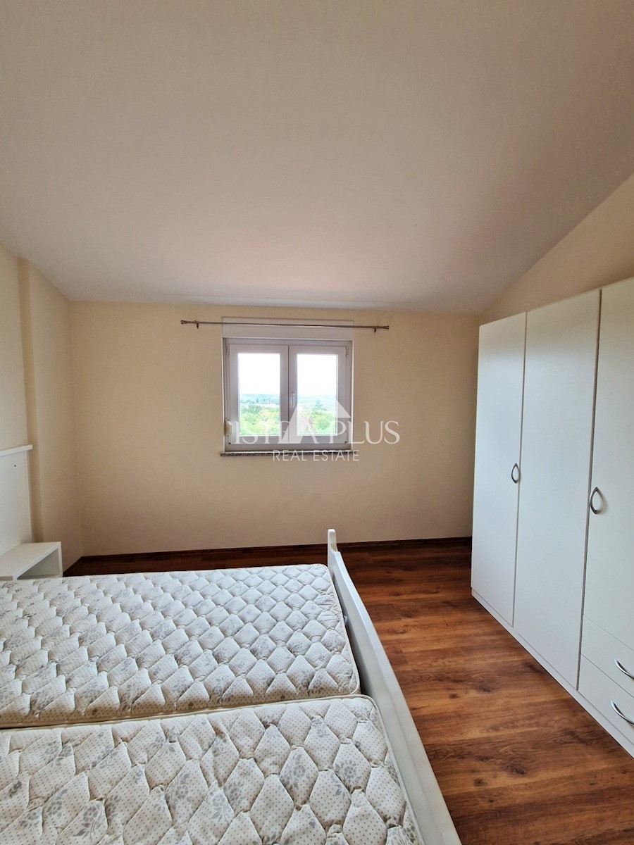 Lepo urejena vila z bazenom 7 km od morja
