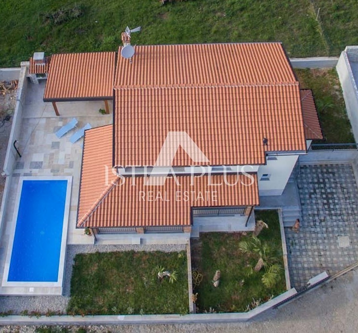 Lepo urejena vila z bazenom 7 km od morja