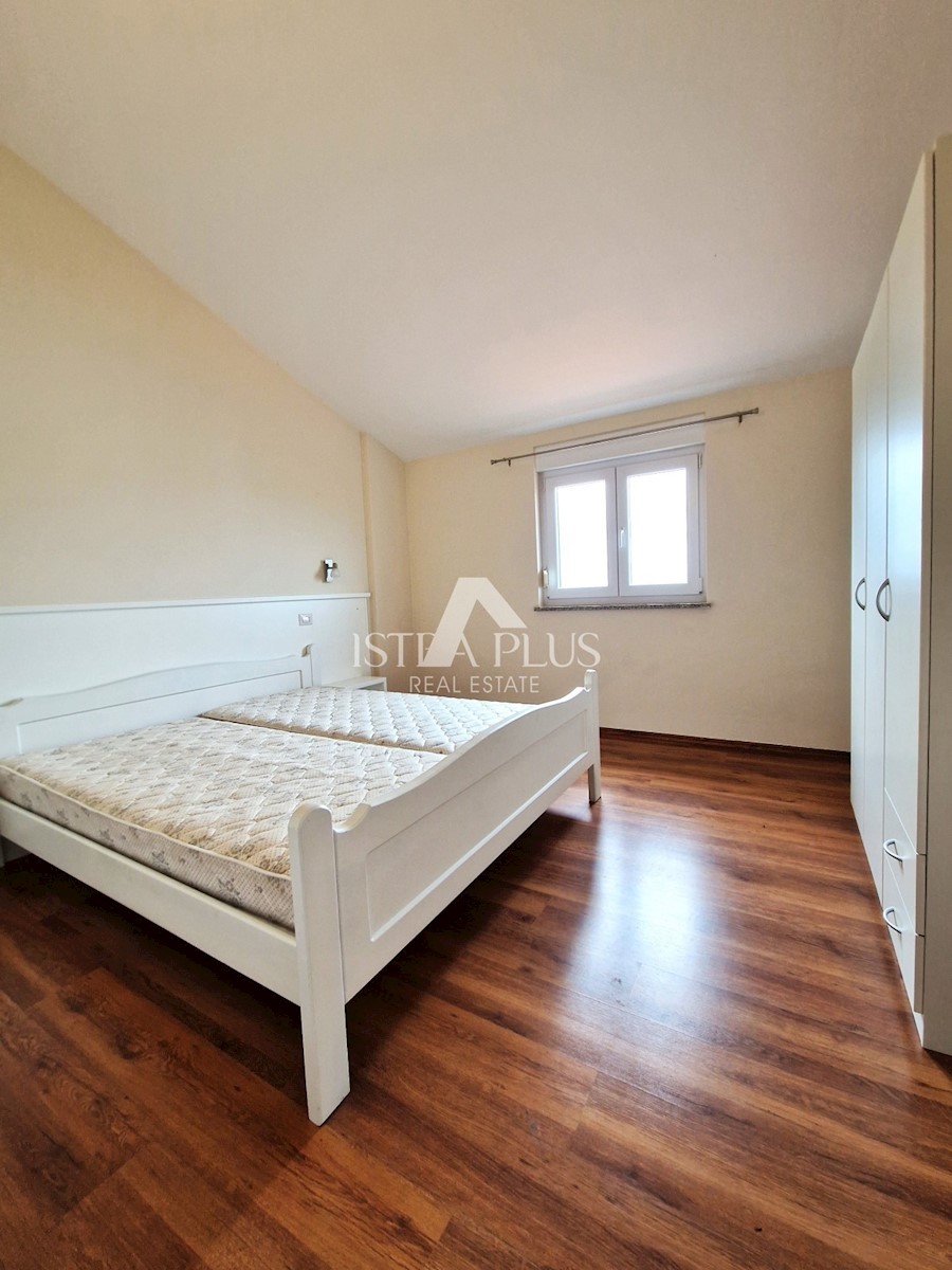 Lepo urejena vila z bazenom 7 km od morja
