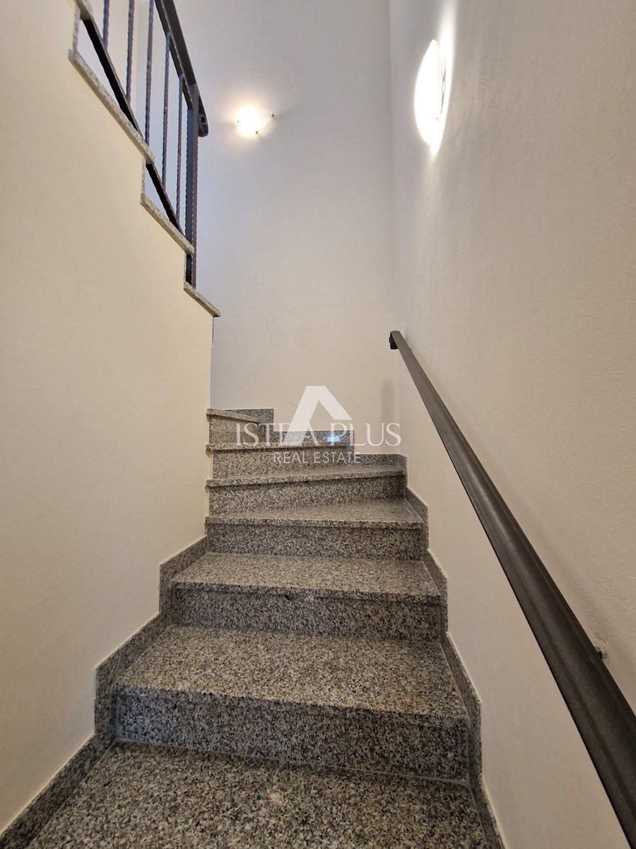 Lepo urejena vila z bazenom 7 km od morja