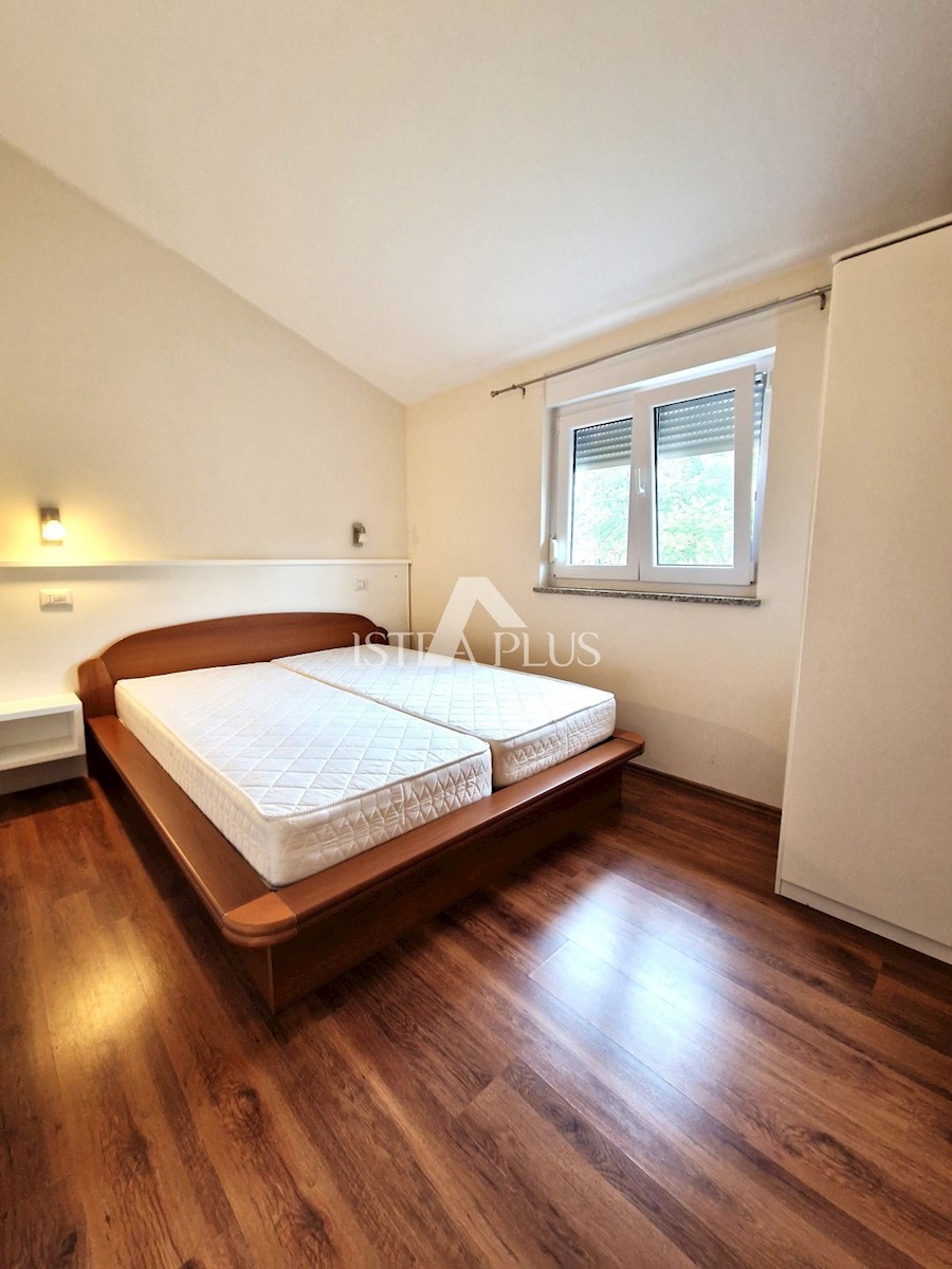 Lepo urejena vila z bazenom 7 km od morja