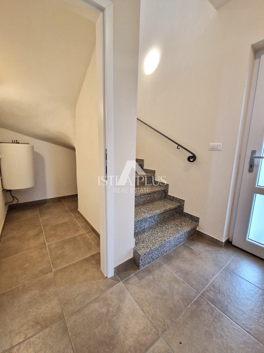 Lepo urejena vila z bazenom 7 km od morja