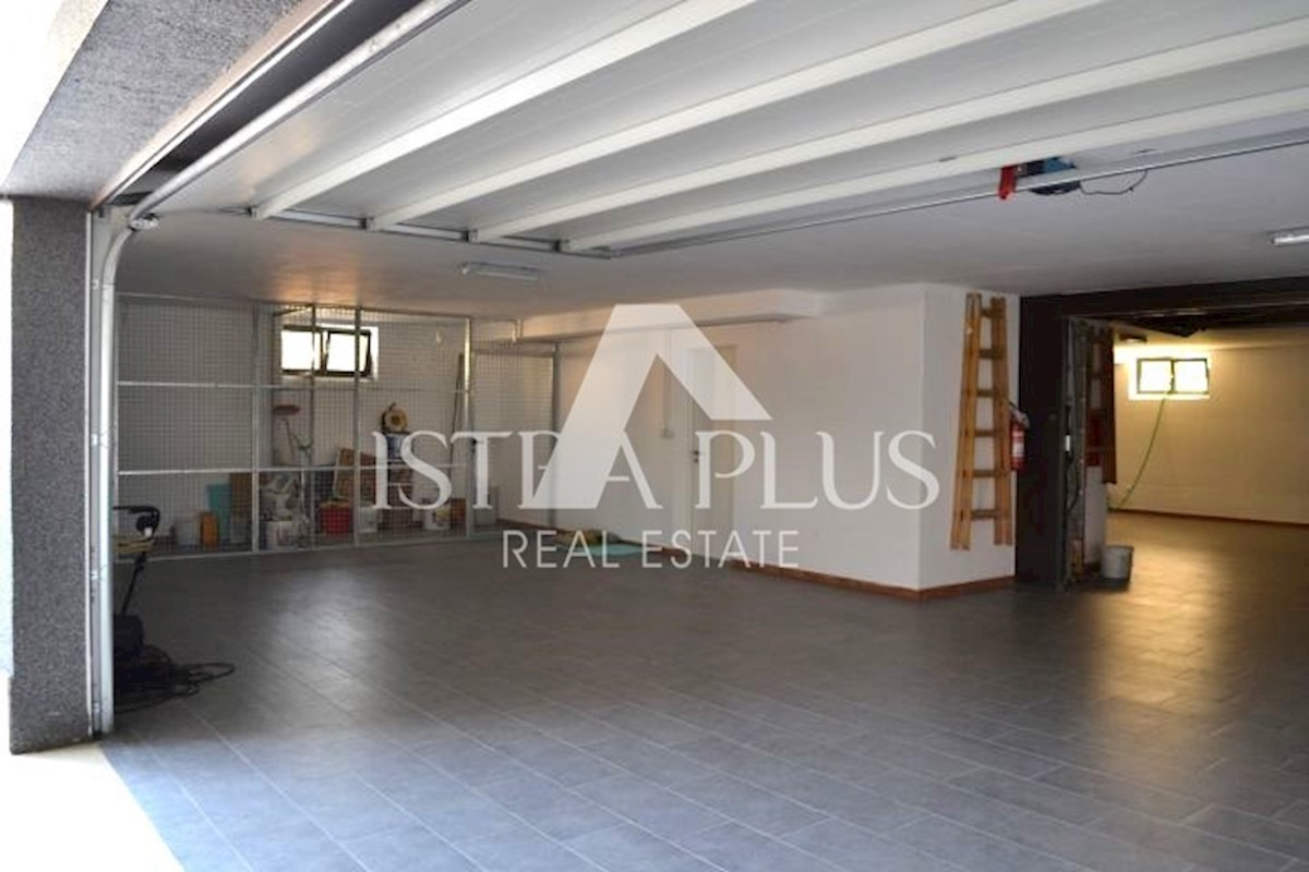 Luksuzno stanovanje z garažo, stavba z dvigalom - 200m od morja - Poreč center