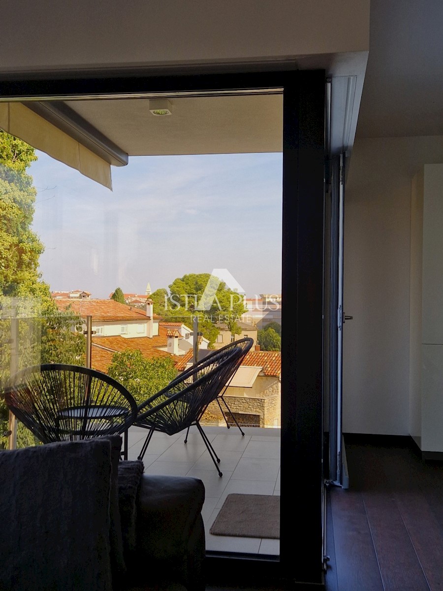 Luksuzno stanovanje z garažo, stavba z dvigalom - 200m od morja - Poreč center