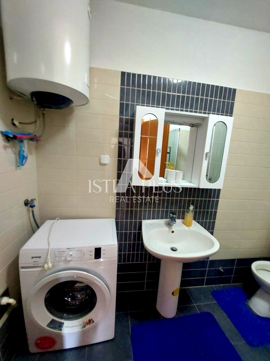PRILOŽNOST!! Veliko stanovanje 104,86m2 - razdeljeno na 2 manjši stanovanji in dvorišče!! 2 km od morja