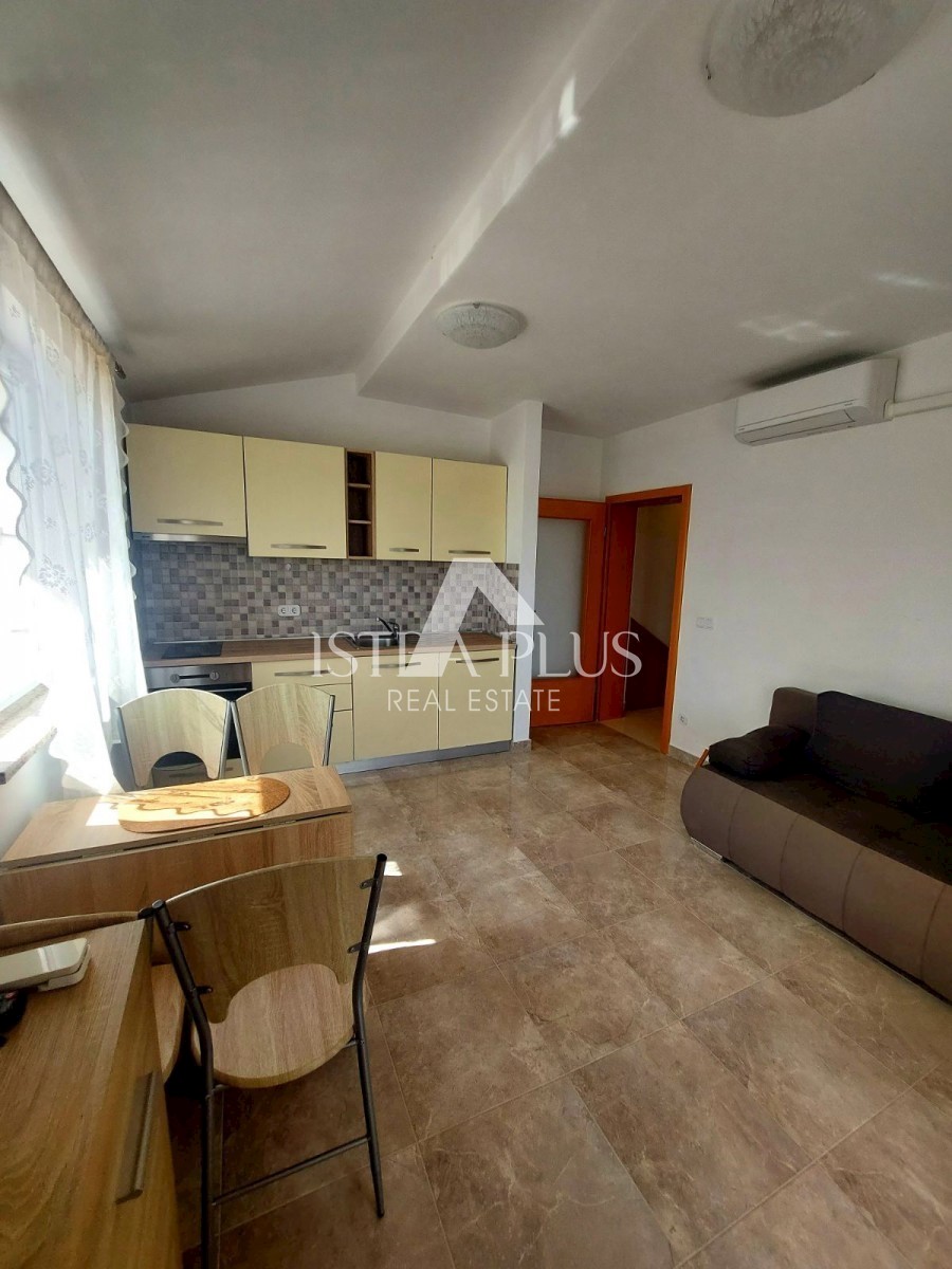 PRILOŽNOST!! Veliko stanovanje 104,86m2 - razdeljeno na 2 manjši stanovanji in dvorišče!! 2 km od morja