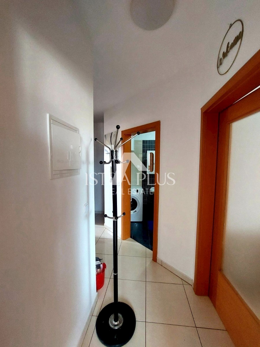 PRILOŽNOST!! Veliko stanovanje 104,86m2 - razdeljeno na 2 manjši stanovanji in dvorišče!! 2 km od morja