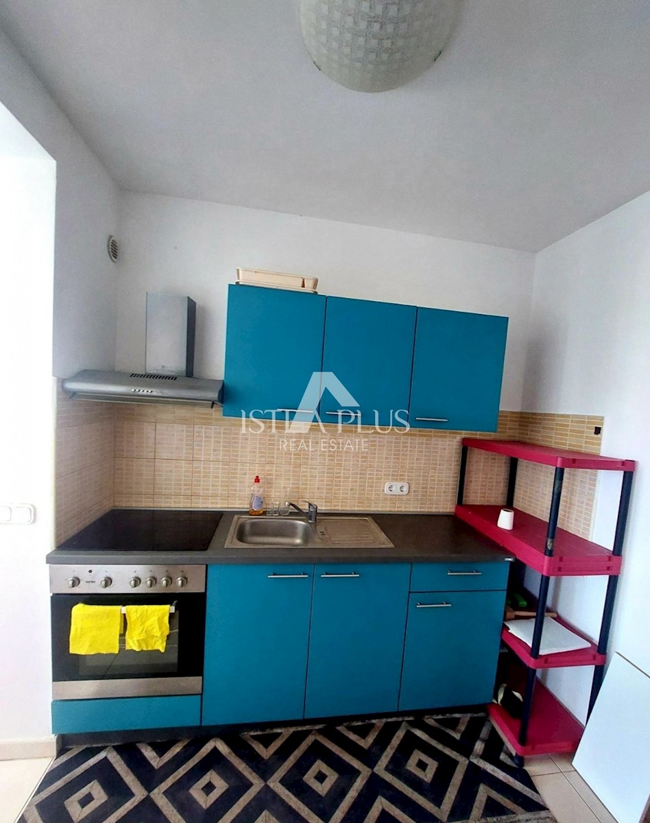 PRILOŽNOST!! Veliko stanovanje 104,86m2 - razdeljeno na 2 manjši stanovanji in dvorišče!! 2 km od morja