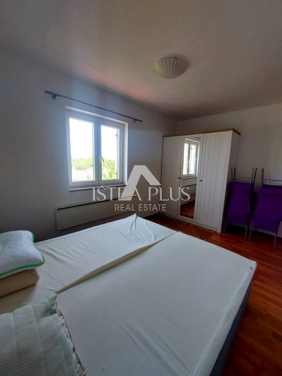 PRILOŽNOST!! Veliko stanovanje 104,86m2 - razdeljeno na 2 manjši stanovanji in dvorišče!! 2 km od morja