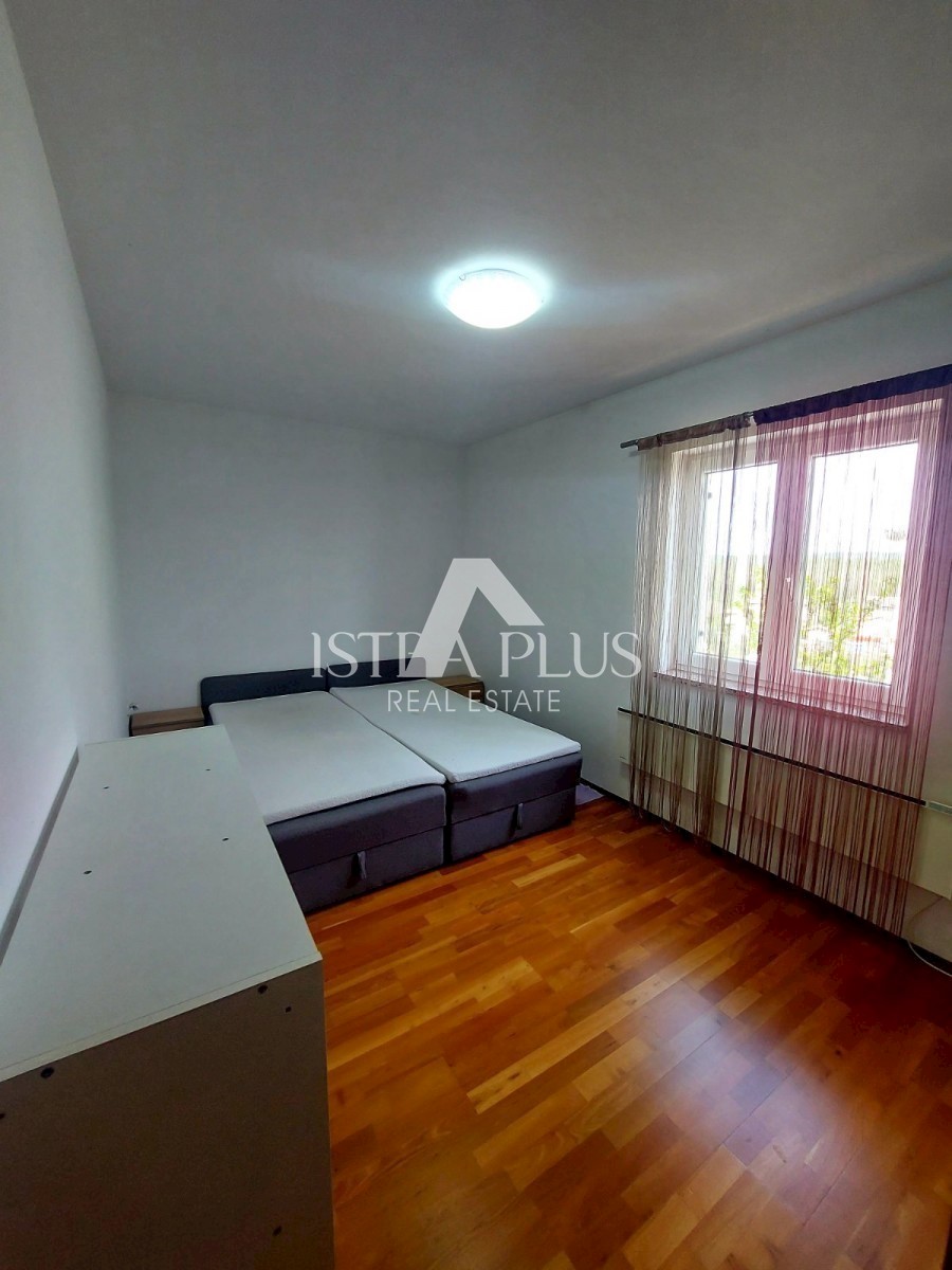 PRILOŽNOST!! Veliko stanovanje 104,86m2 - razdeljeno na 2 manjši stanovanji in dvorišče!! 2 km od morja