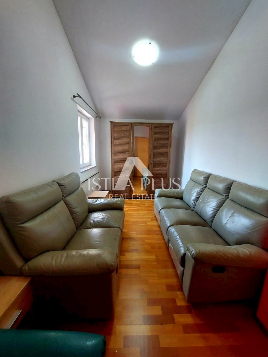 PRILOŽNOST!! Veliko stanovanje 104,86m2 - razdeljeno na 2 manjši stanovanji in dvorišče!! 2 km od morja