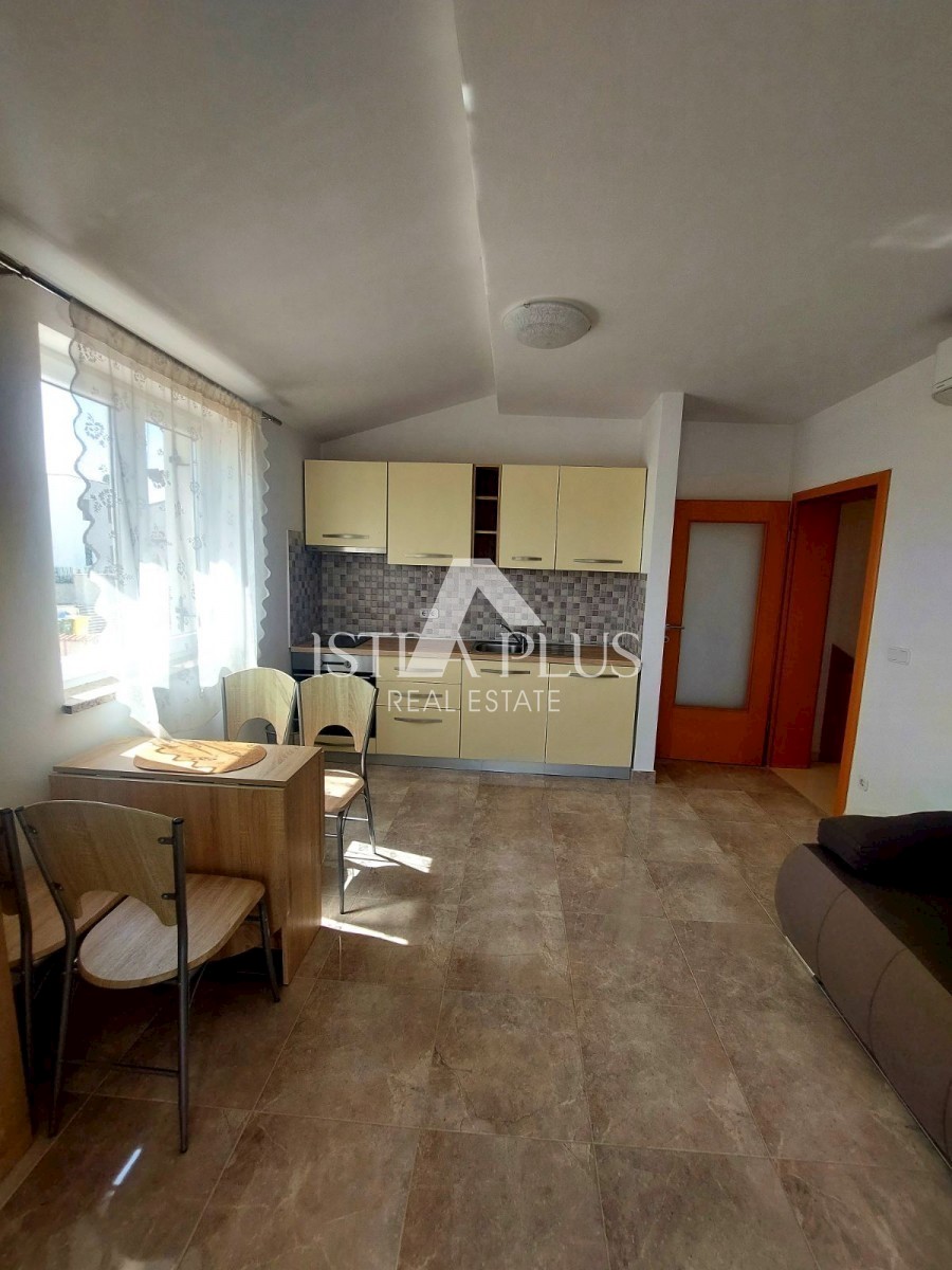 PRILOŽNOST!! Veliko stanovanje 104,86m2 - razdeljeno na 2 manjši stanovanji in dvorišče!! 2 km od morja