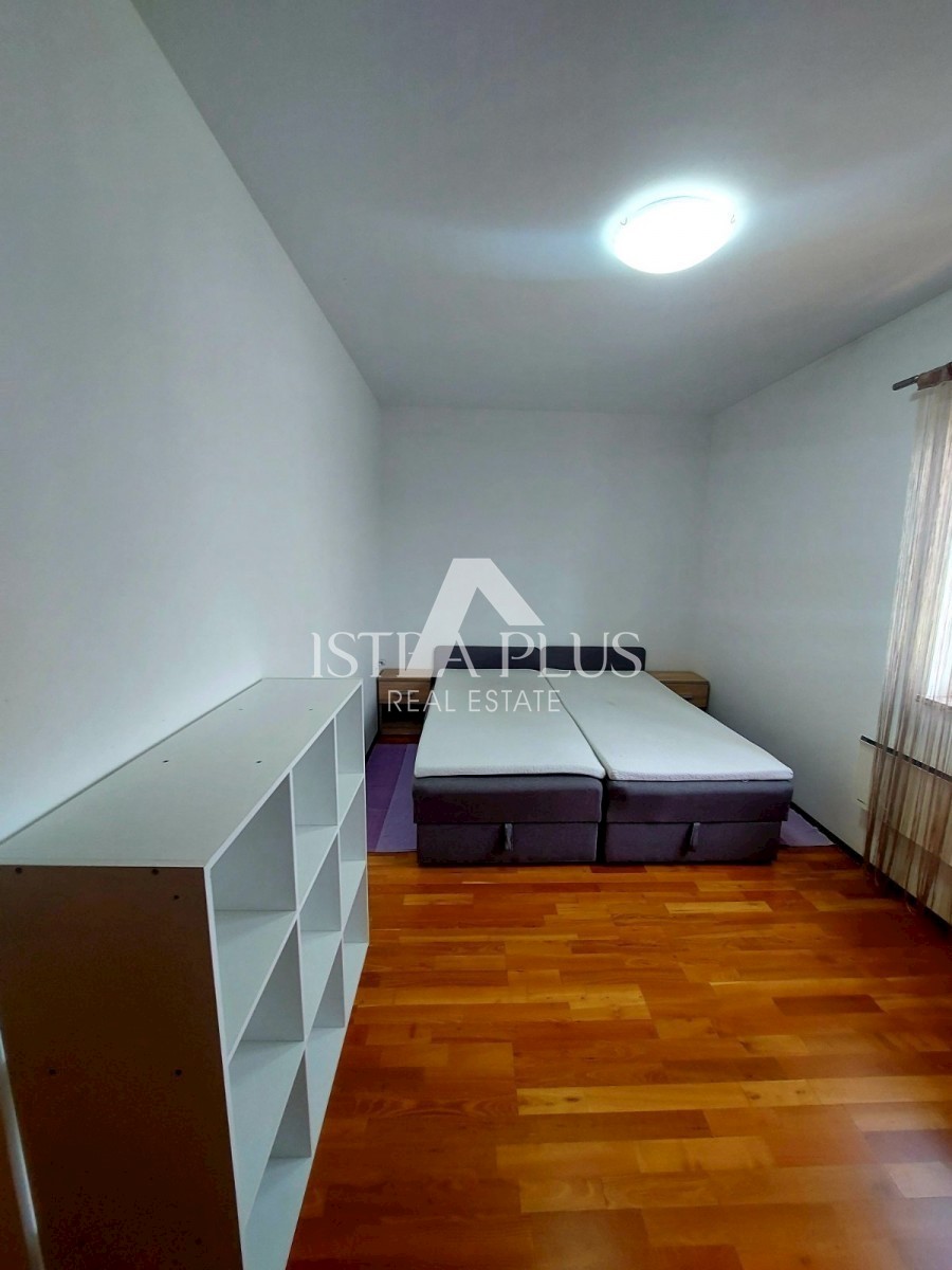 PRILOŽNOST!! Veliko stanovanje 104,86m2 - razdeljeno na 2 manjši stanovanji in dvorišče!! 2 km od morja