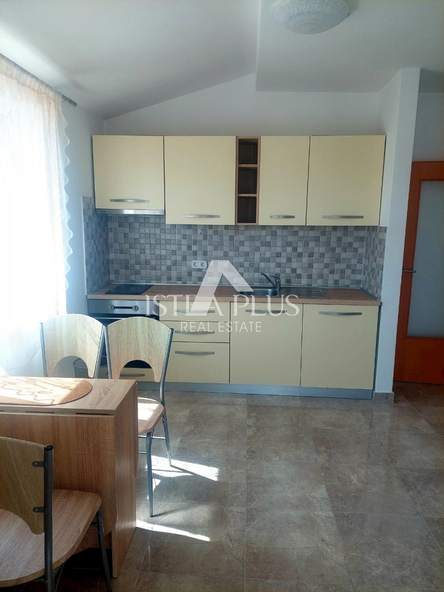 PRILOŽNOST!! Veliko stanovanje 104,86m2 - razdeljeno na 2 manjši stanovanji in dvorišče!! 2 km od morja
