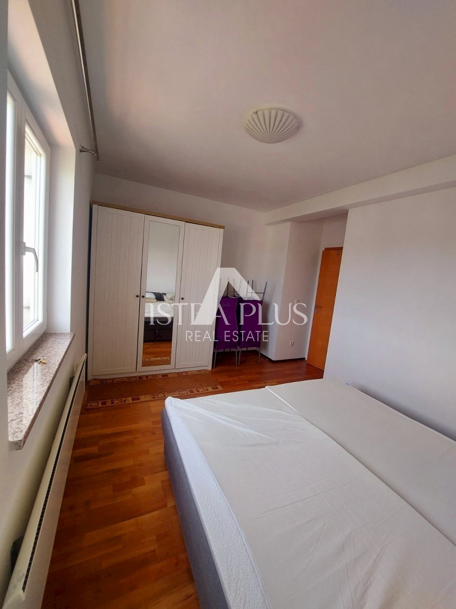 PRILOŽNOST!! Veliko stanovanje 104,86m2 - razdeljeno na 2 manjši stanovanji in dvorišče!! 2 km od morja
