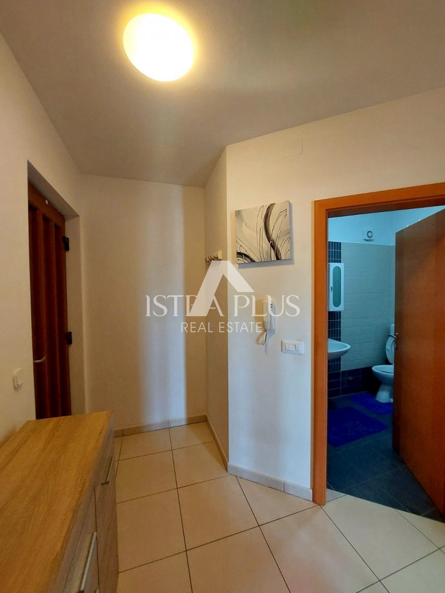 PRILOŽNOST!! Veliko stanovanje 104,86m2 - razdeljeno na 2 manjši stanovanji in dvorišče!! 2 km od morja