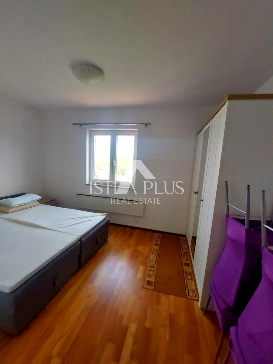 PRILOŽNOST!! Veliko stanovanje 104,86m2 - razdeljeno na 2 manjši stanovanji in dvorišče!! 2 km od morja