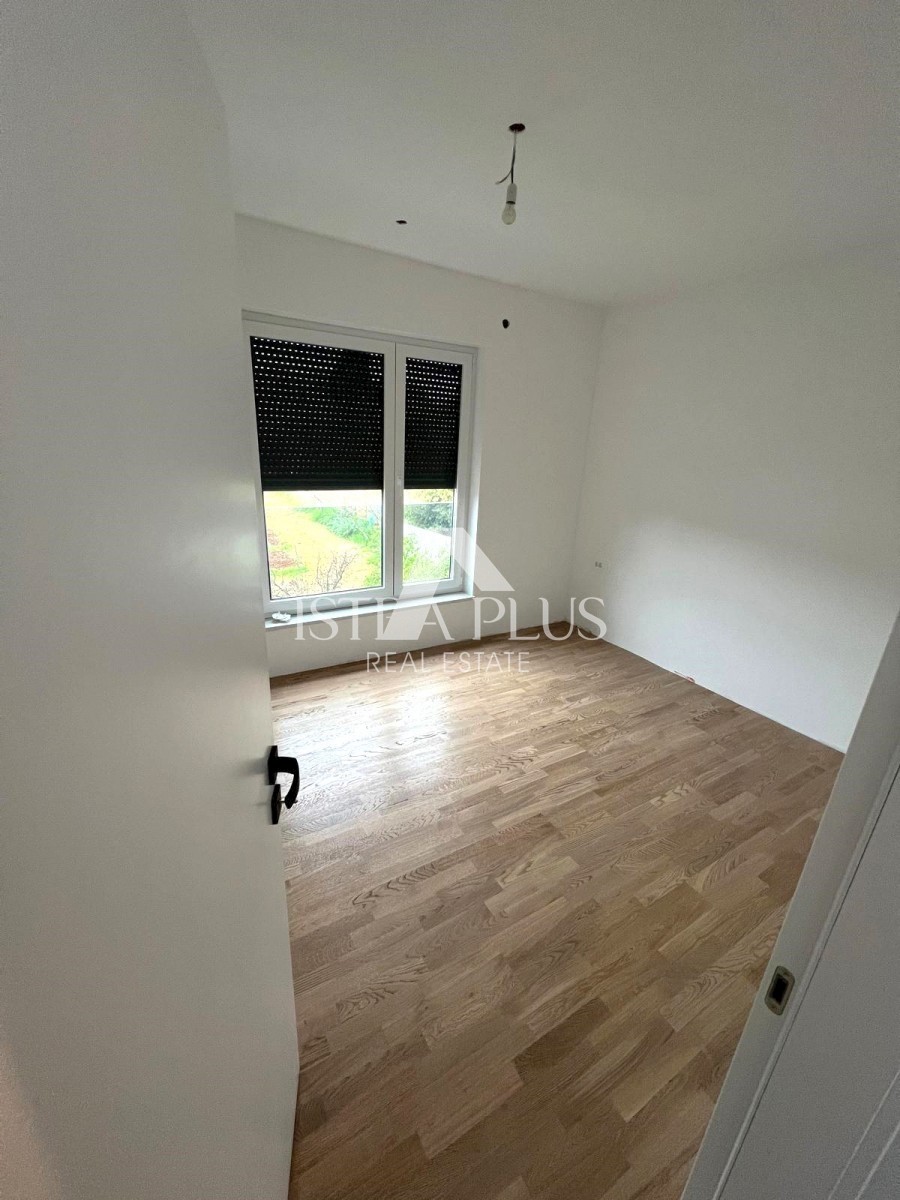 Dvonadstropno stanovanje z zasebnim bazenom in dvoriščem - Tar - Vabriga
