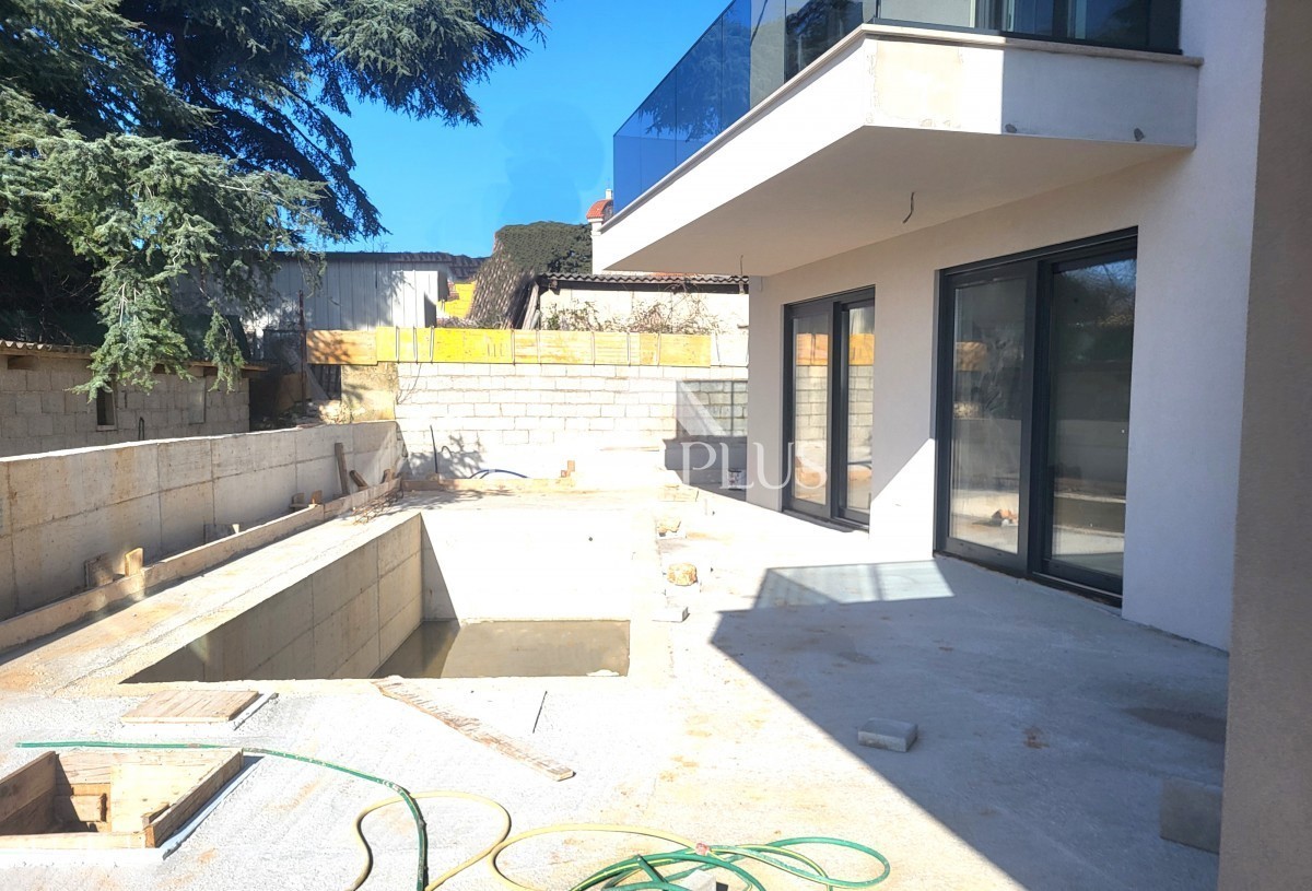 Dvonadstropno stanovanje z zasebnim bazenom in dvoriščem - Tar - Vabriga