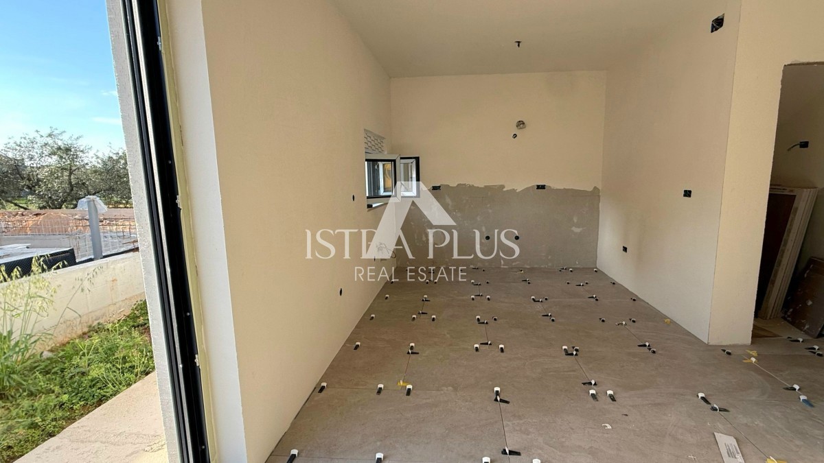 Poreč, okolica - Apartma v dveh etažah, dvorišče z bazenom, 2 KM DO MORJA!!