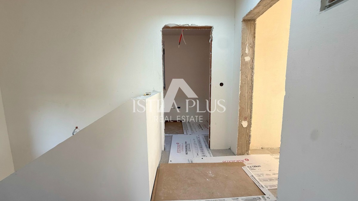 Poreč, okolica - Apartma v dveh etažah, dvorišče z bazenom, 2 KM DO MORJA!!