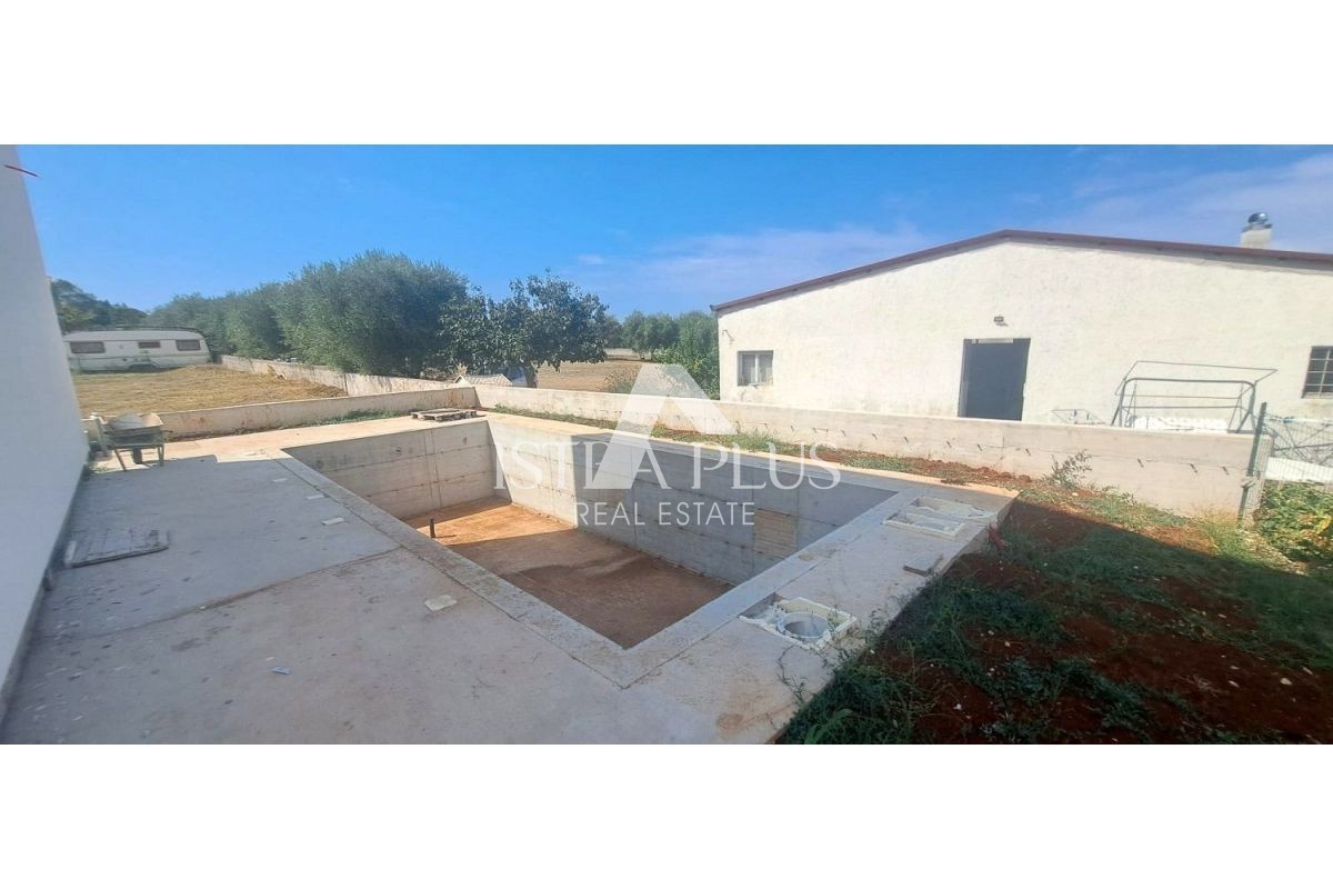 Poreč, okolica - Apartma v dveh etažah, dvorišče z bazenom, 2 KM DO MORJA!!