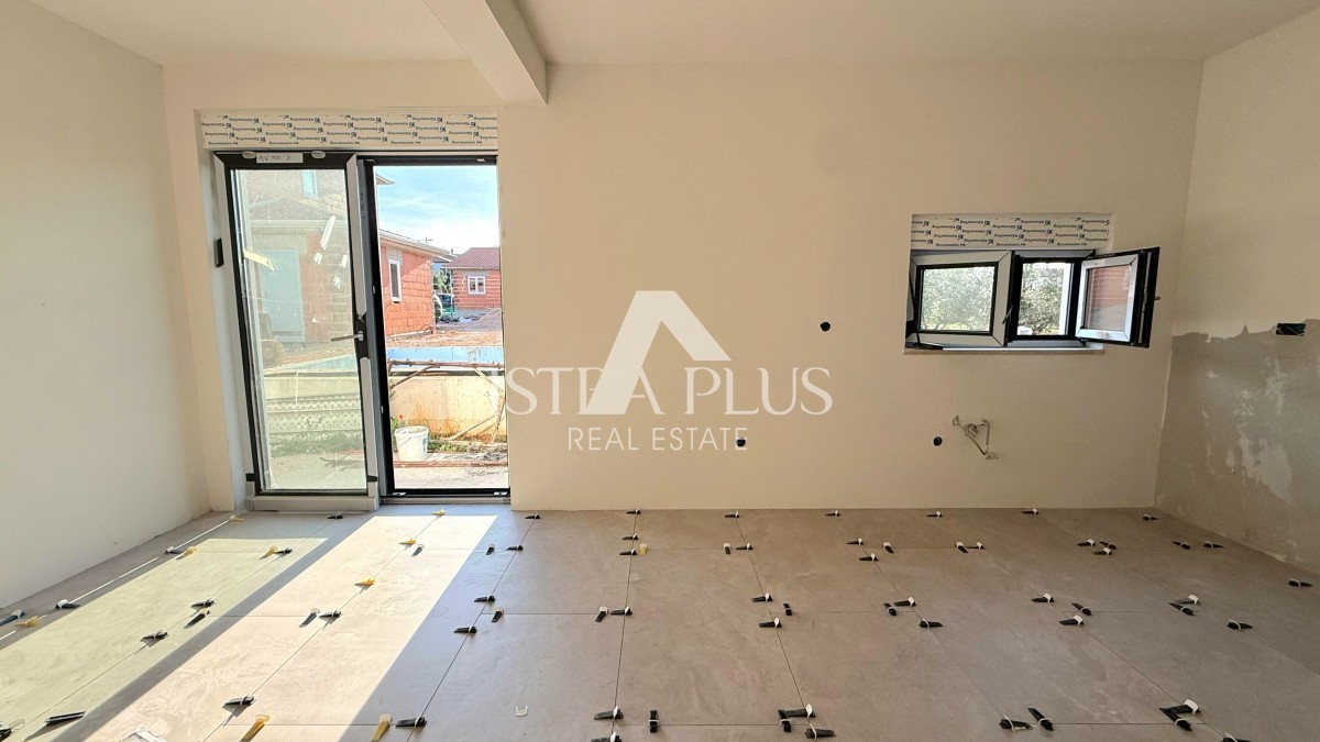 Poreč, okolica - Apartma v dveh etažah, dvorišče z bazenom, 2 KM DO MORJA!!