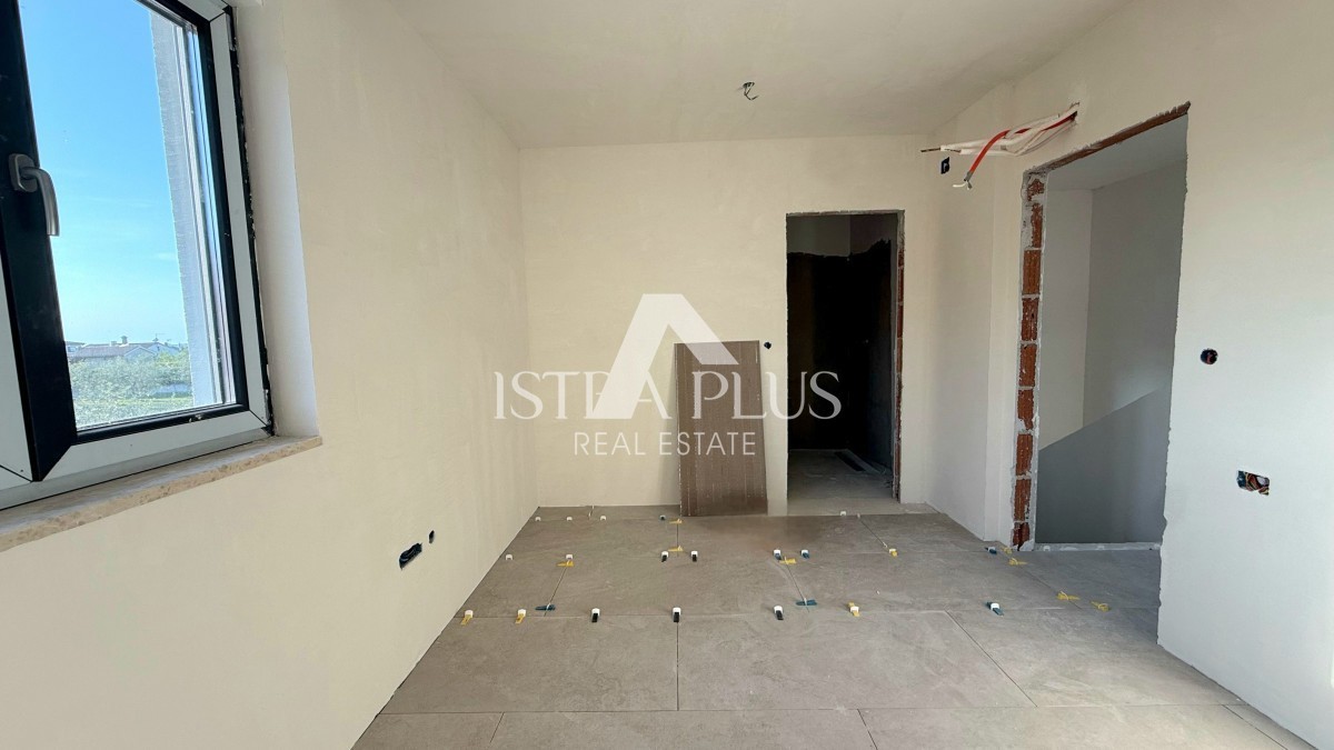 Poreč, okolica - Apartma v dveh etažah, dvorišče z bazenom, 2 KM DO MORJA!!