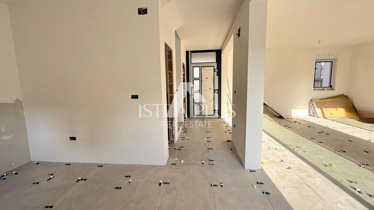 Poreč, okolica - Apartma v dveh etažah, dvorišče z bazenom, 2 KM DO MORJA!!