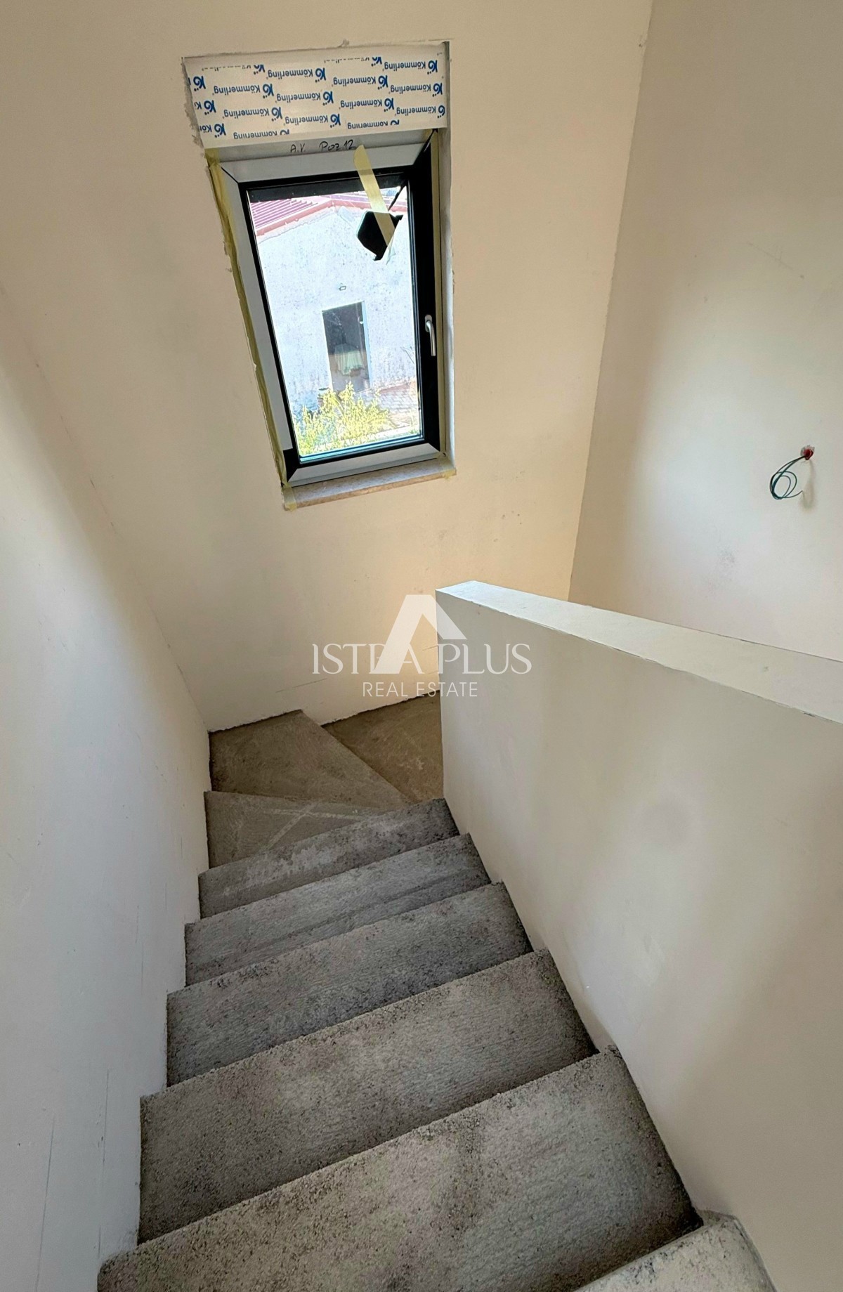 Poreč, okolica - Apartma v dveh etažah, dvorišče z bazenom, 2 KM DO MORJA!!
