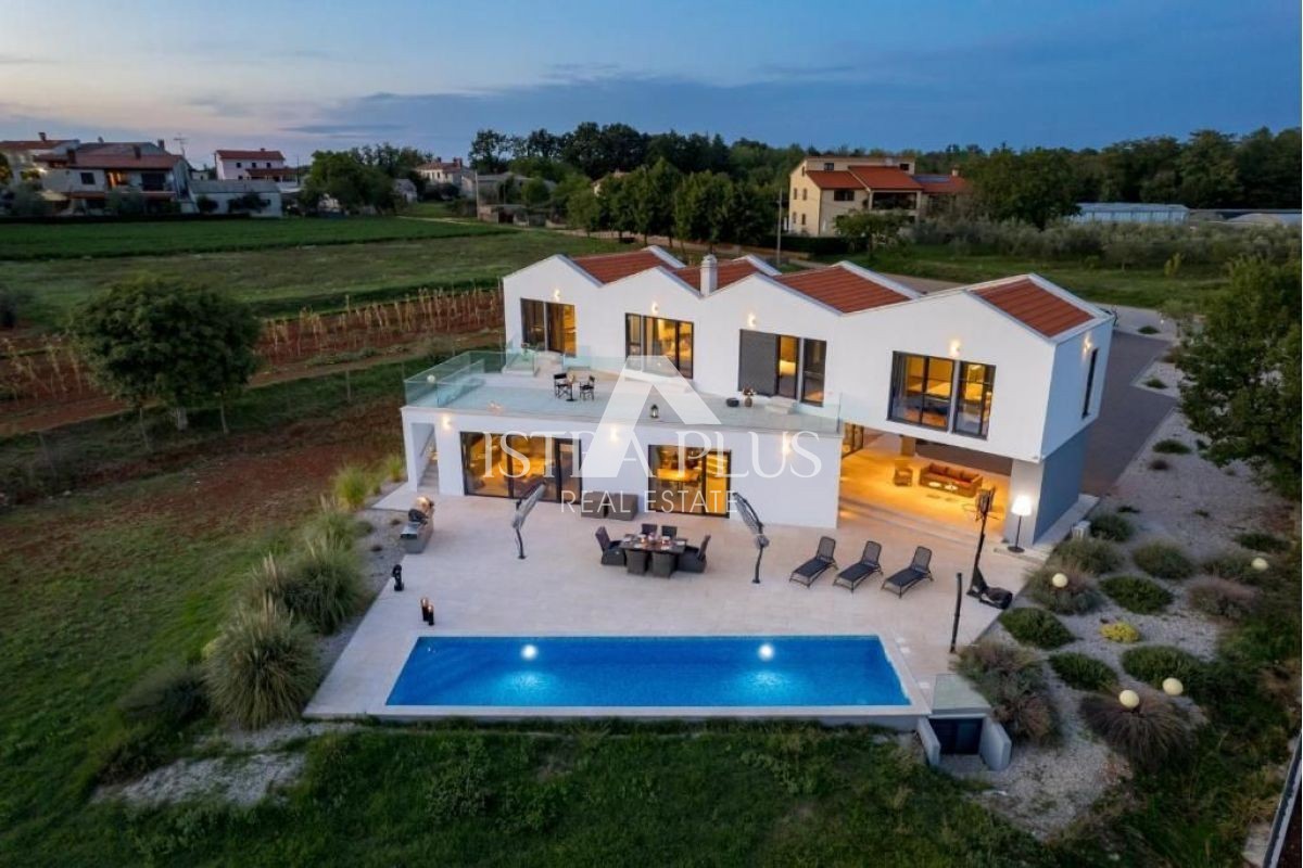 Luksuzna vila, ki se nahaja na velikem zemljišču, obdana z naravo!!