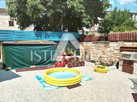 2km od mora u okolici Poreča ,Kamena kuća sa 2 stana