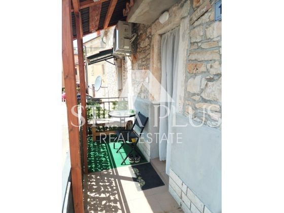 2km od mora u okolici Poreča ,Kamena kuća sa 2 stana