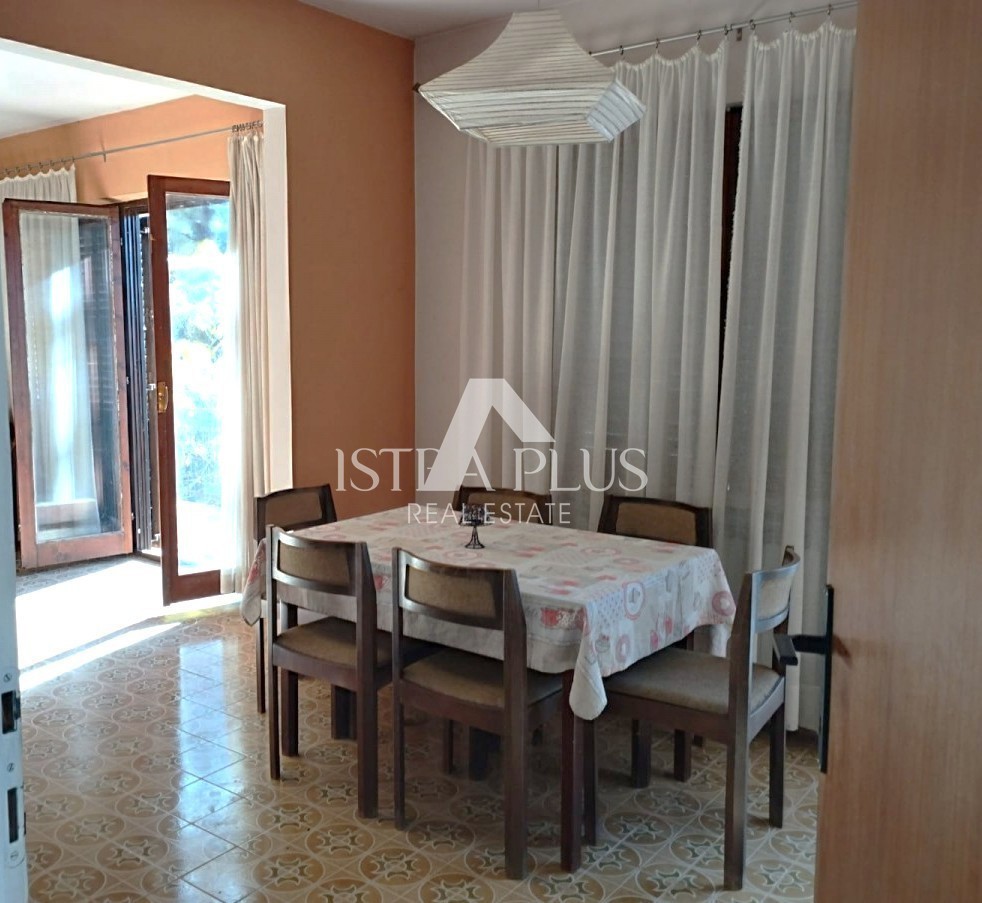 INVESTICIJSKA PRILOŽNOST!! Istra, Poreč - Hiša z 2 velikima stanovanjema + GRADBENO ZEMLJIŠČE v skupni izmeri 2636 m2!!