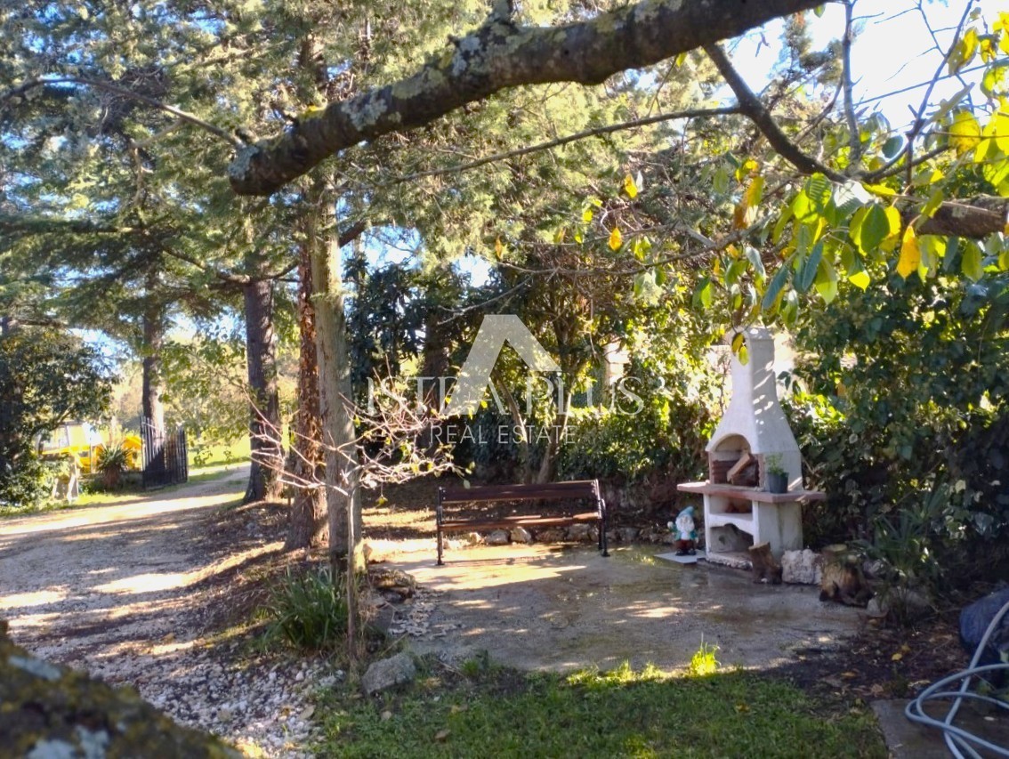 INVESTICIJSKA PRILOŽNOST!! Istra, Poreč - Hiša z 2 velikima stanovanjema + GRADBENO ZEMLJIŠČE v skupni izmeri 2636 m2!!