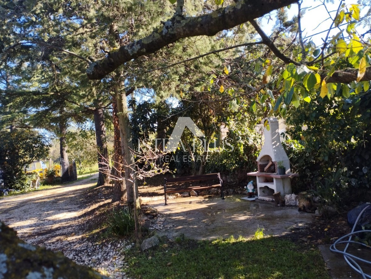 INVESTICIJSKA PRILOŽNOST!! Istra, Poreč - Hiša z 2 velikima stanovanjema + GRADBENO ZEMLJIŠČE v skupni izmeri 2636 m2!!