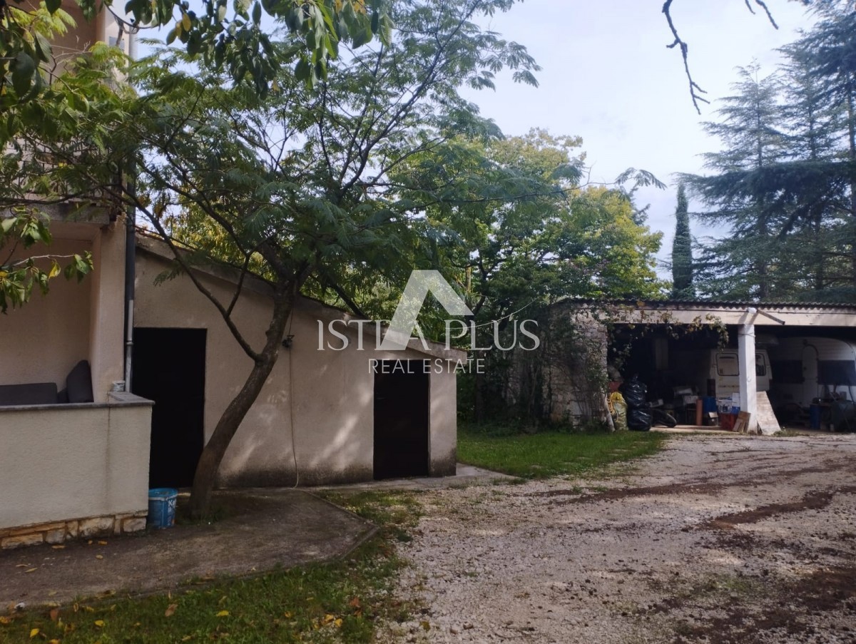 INVESTICIJSKA PRILOŽNOST!! Istra, Poreč - Hiša z 2 velikima stanovanjema + GRADBENO ZEMLJIŠČE v skupni izmeri 2636 m2!!