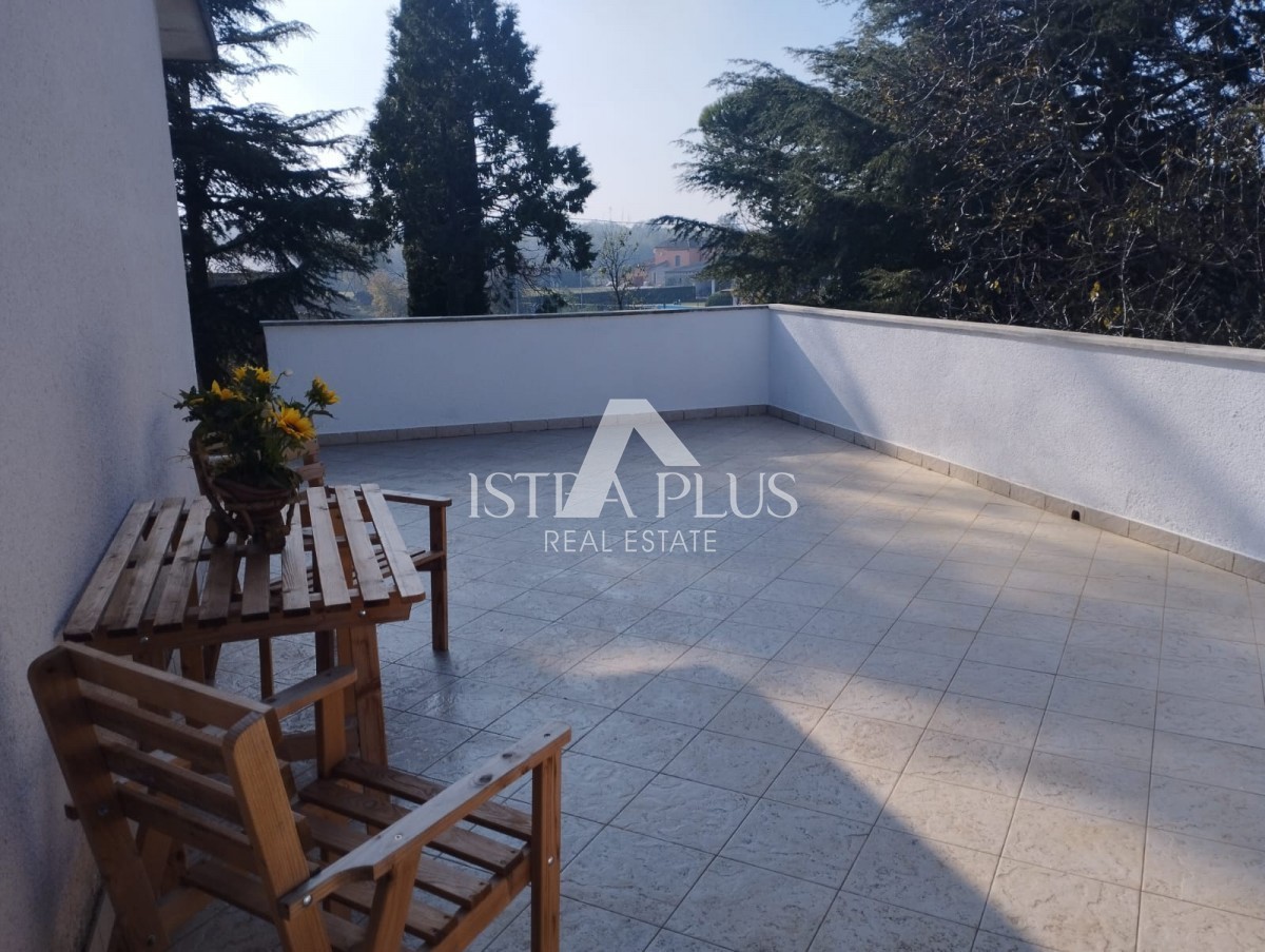 INVESTICIJSKA PRILOŽNOST!! Istra, Poreč - Hiša z 2 velikima stanovanjema + GRADBENO ZEMLJIŠČE v skupni izmeri 2636 m2!!